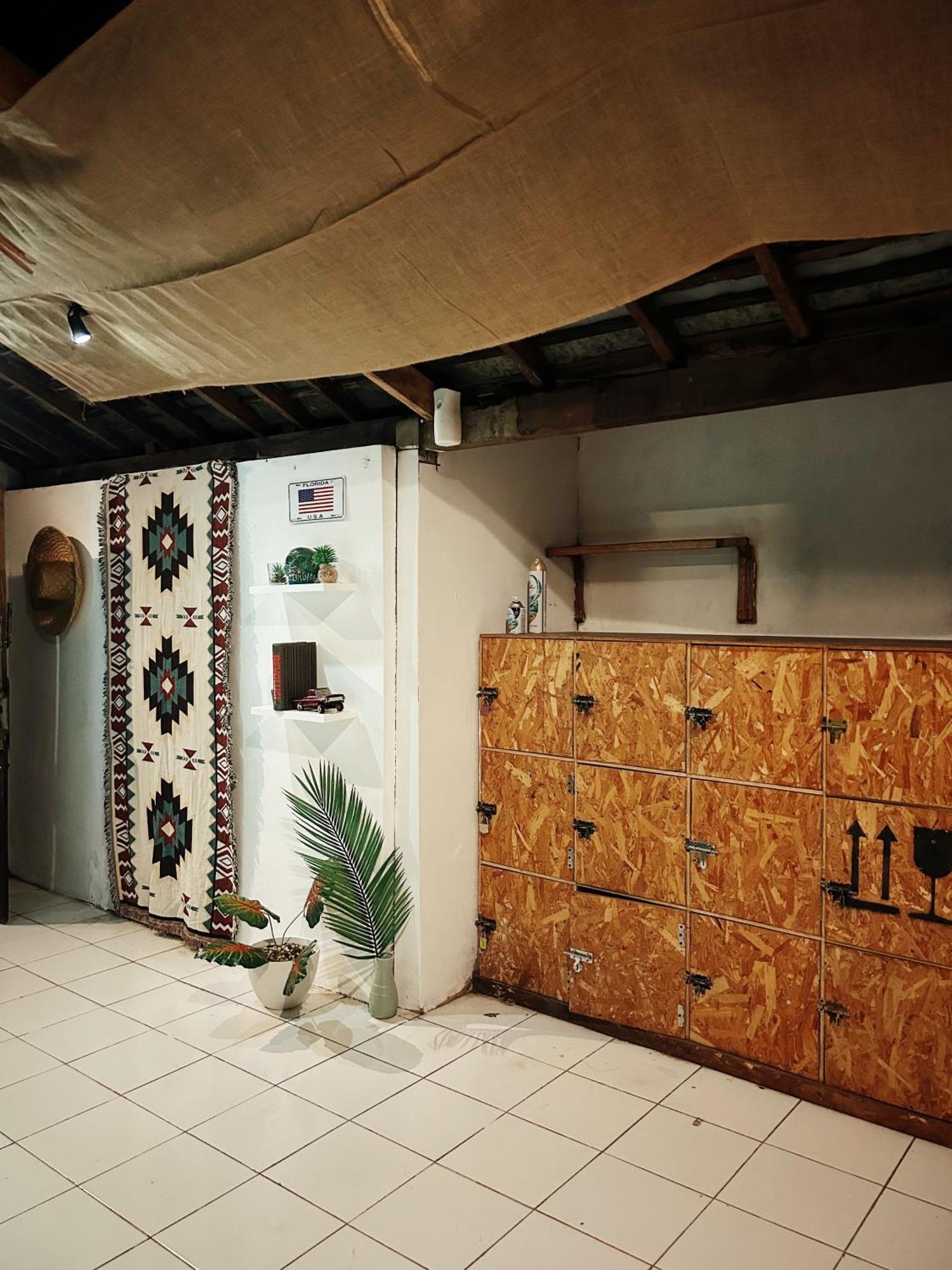 Losmanos Hostel Yogyakarta Exteriör bild