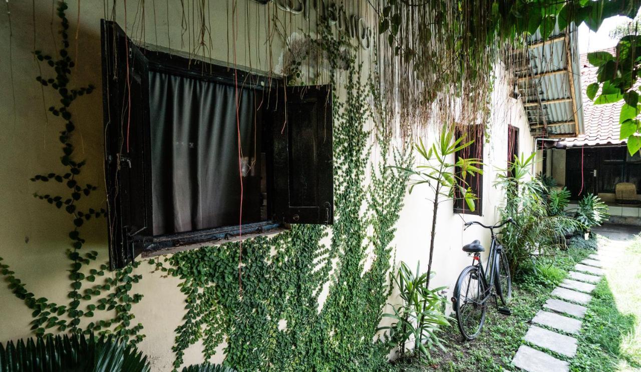 Losmanos Hostel Yogyakarta Exteriör bild