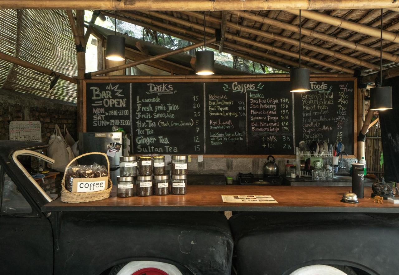 Losmanos Hostel Yogyakarta Exteriör bild