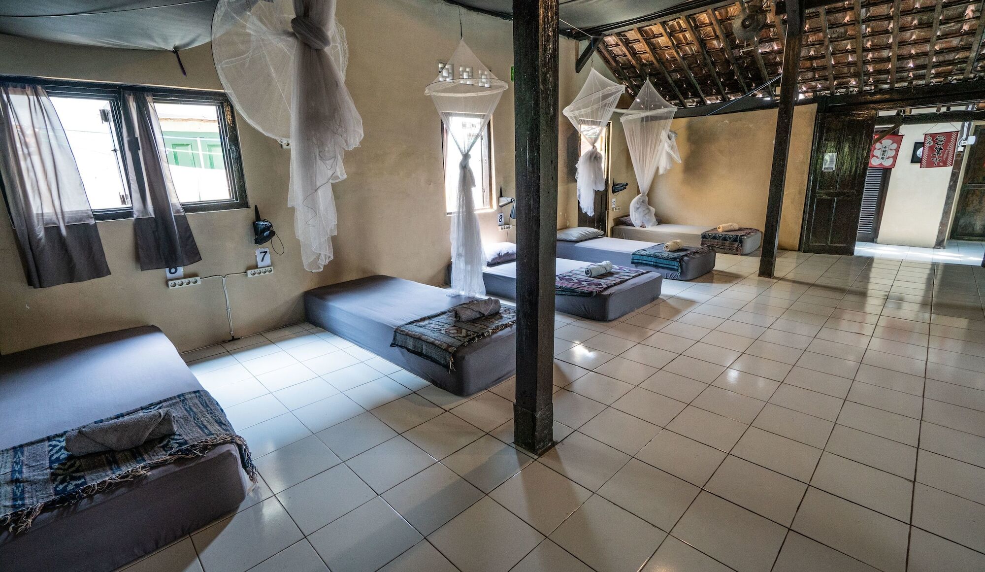 Losmanos Hostel Yogyakarta Exteriör bild